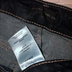 Silver Jeans Co. Dark blue wash! SIZE: W27 L31
